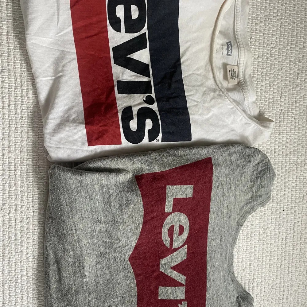 Två stycken Levis t-shirts, köp båda för 100! Storlek xs. Köparen står för frakt!💕. T-shirts.