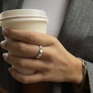 Silver ring  - Såå najs ring med nitar som är helt ny. Den är justerbar så passar alla storlekar 🤍🤍 