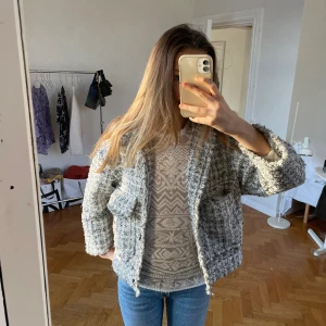 Isabel Marant topp  - Säljer denna urgulliga spets toppen från Isabel Marant pour H&M!! Den är inte så värst använd och har inga synliga slitage👌🏼 Rätt så lång, men om man vill ha den kort kan man vika upp den. Super fin på sommarn, men även vintern med en fin jacka över❤️