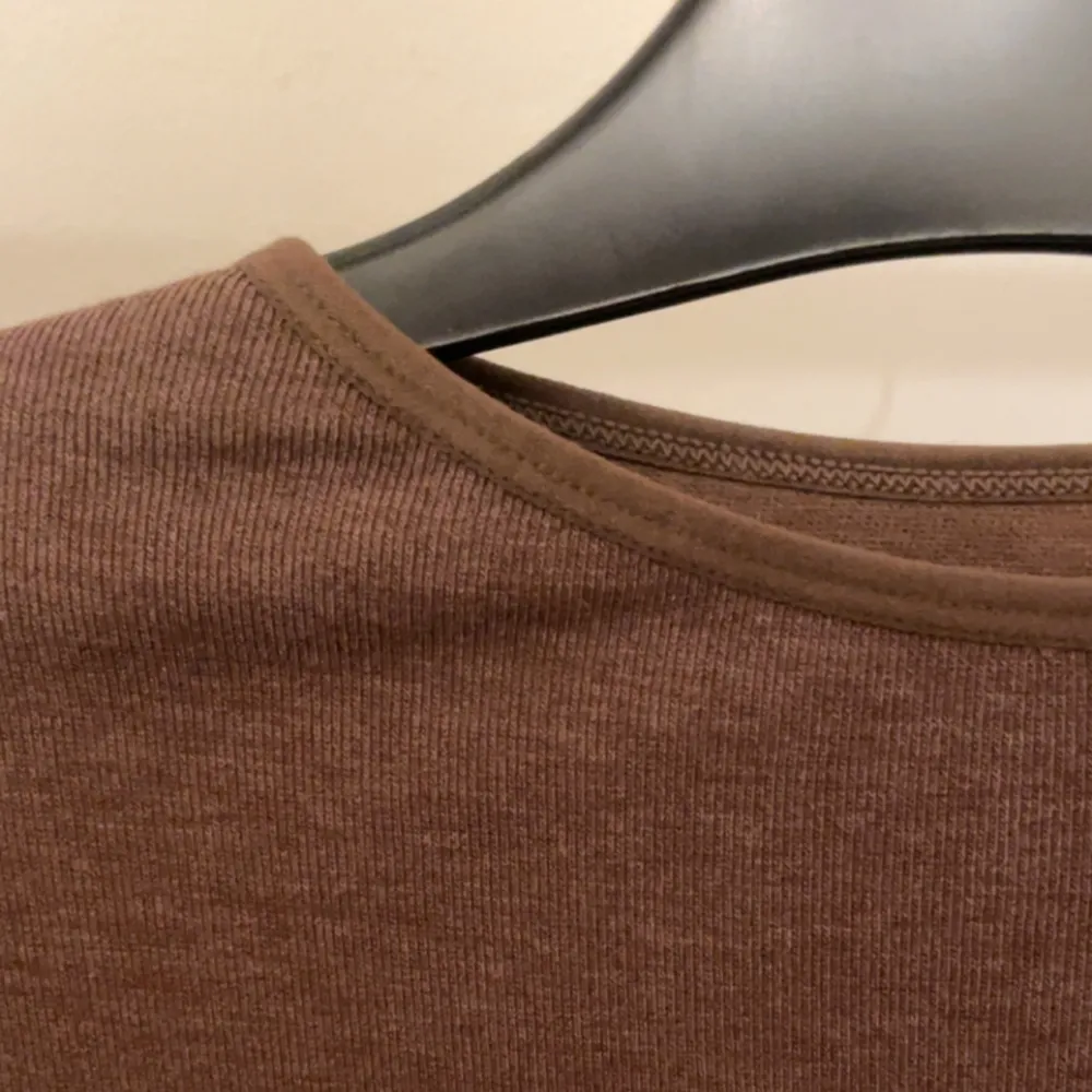 Intressekoll ⭐️Skims liknande tröja i brunt som följer kroppen, stretchigt och skönt material! 🤎 I nyskick 💘 Passar XS/S. Toppar.