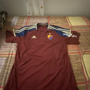 Match tröja  - Dif match tröja storlek L    Match short kan använda vid träning också!  Både går för 350kr hela packet  Kan diskutera priset    