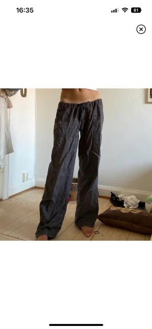 lågmidjade byxor - supersköna lågmidjade tygbyxor, fett coola rutiga! (lånade bilder) skriv privat om du har fler frågor💕 midjemått: 78cm