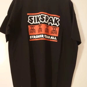 SIKSPAK Tshirt - röd och svart Tshirt SIKSPAK