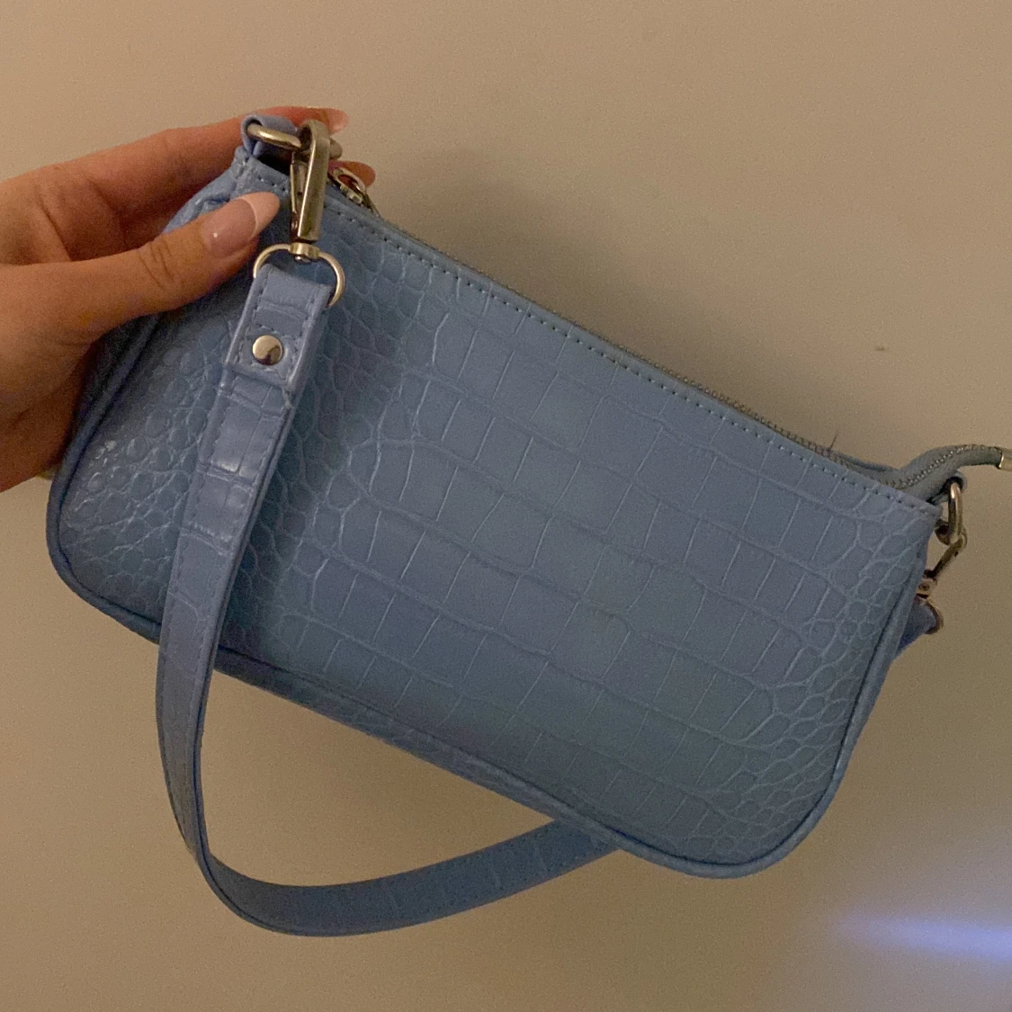 Blå ljusblå handväska Gina tricot 