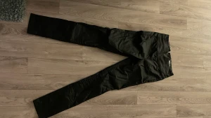 Pieces skinn byxor  - Svarta skinn byxor stl M men skulle säga mer S.