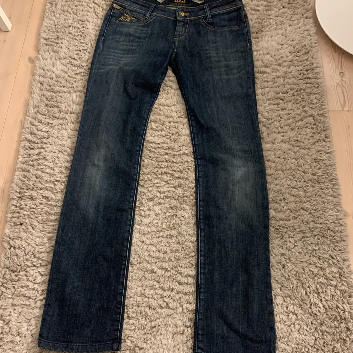 Mörkblåa lågmidjade jeans strl 28