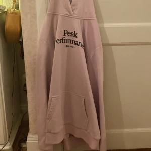 Peak Performance hoddie  - Storlek 170 Relativt oanvänd Bra kvalitet Säljs av trevlig säljare