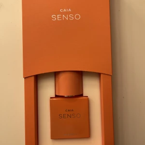 Caia Senso Parfym - Säljer en helt oanvänd parfym från Caia. Säljer den eftersom jag fick den i min julkalender men jag redan har den parfymen. Parfymen är helt oanvänd och kostar 595kr från Caias hemsida. Mitt pris är 425kr + frakt. 🧡