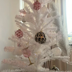 Julgran vit mini - En fantastiskt fin julgran ink. Julgranskulor 