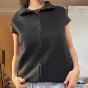 Fleece väst - Svart fleece väst. Passar S-L. Skön under jacka och snygg bara som väst. 