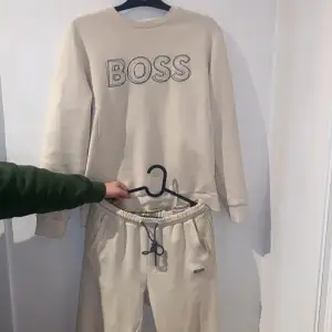 Beige Hugo boss dress använd fåtal gånger.  Storlek S  Pris kan diskuteras vid snabb affär