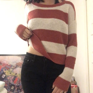 Randig stickad tröja 💛 - Super fin stickad tröja, jätte fin att ha nu på vintern. Passar xs-m skulle jag tro 💛