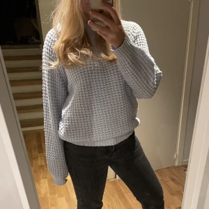 Stickad tröja - Säljer denna fina stickade tröjan då den inte kommit till användning. Hör av er vid intresse!💕