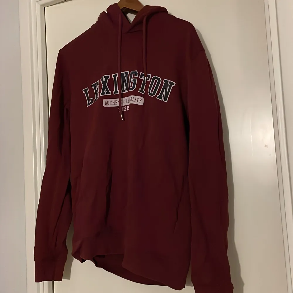 En vinröd super snygg hoodie från lexington inköpt 2021 tyvärr inte använd så mycket därför säljs den nu så den är i ett väldigt bra skick. Pris går att diskutera men du står för frakten!😊. Hoodies.