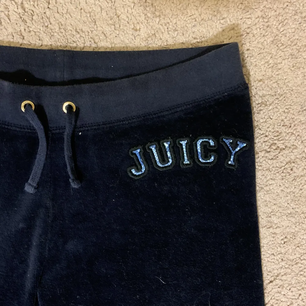 Jag säljer mina old juicy couture i storlek 14år. Byxorna är i fint skick då de knappt har kommit till användning. Jag är ungefär 1,53cm lång och byxorna passar mig perfekt. Jag skulle säga att de skulle passa någon som är Max 1,60cm. Pris kan Diskuteras.. Jeans & Byxor.