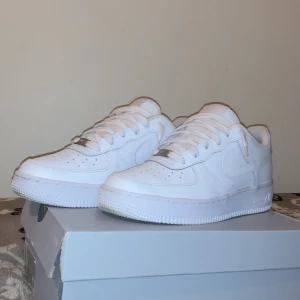 NIKE AIR FORCE 1 - Änvänts bara några gånger och om man vill jag kan åckså  byta med andra skor  och kommer inte gå ner än 700