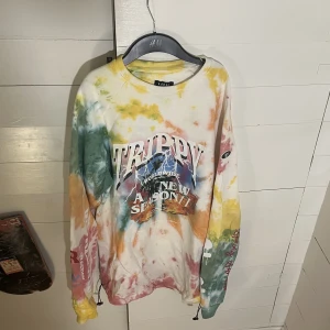 Worldwide Batik - As fet ww batik i S. Färgglad och feta detaljer. Nyskick.