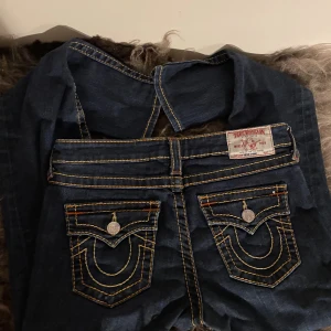 True religion jeans - Coola true religion jeans. Jättebra skick. Dom e lite high waisted skinny fit. Inte något jag passar så bra i men man kan antingen ha dom så här eller sy om dom.
