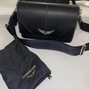 Zadig väska - En väska från Zadig&Voltaire köpt förra året. Knappt använd, alltså nyskick. Dustbag medkommer. Äkthetsbevis och kvitto finns på väskan. Nypris 2800🫶 skriv vid frågor eller bilder