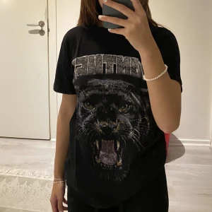 T-shirt  - Perfekt tröja att ha på sig om man vill ha ngt mer avslappnad för den sitter så skönt 