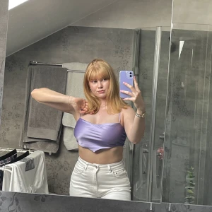 Lila liten topp ifrån NA-KD - Superfin topp i ett lite glansigare material i stl 38. Har använts några gånger men inte mer än 10 skulle säga så skicket är som nytt!