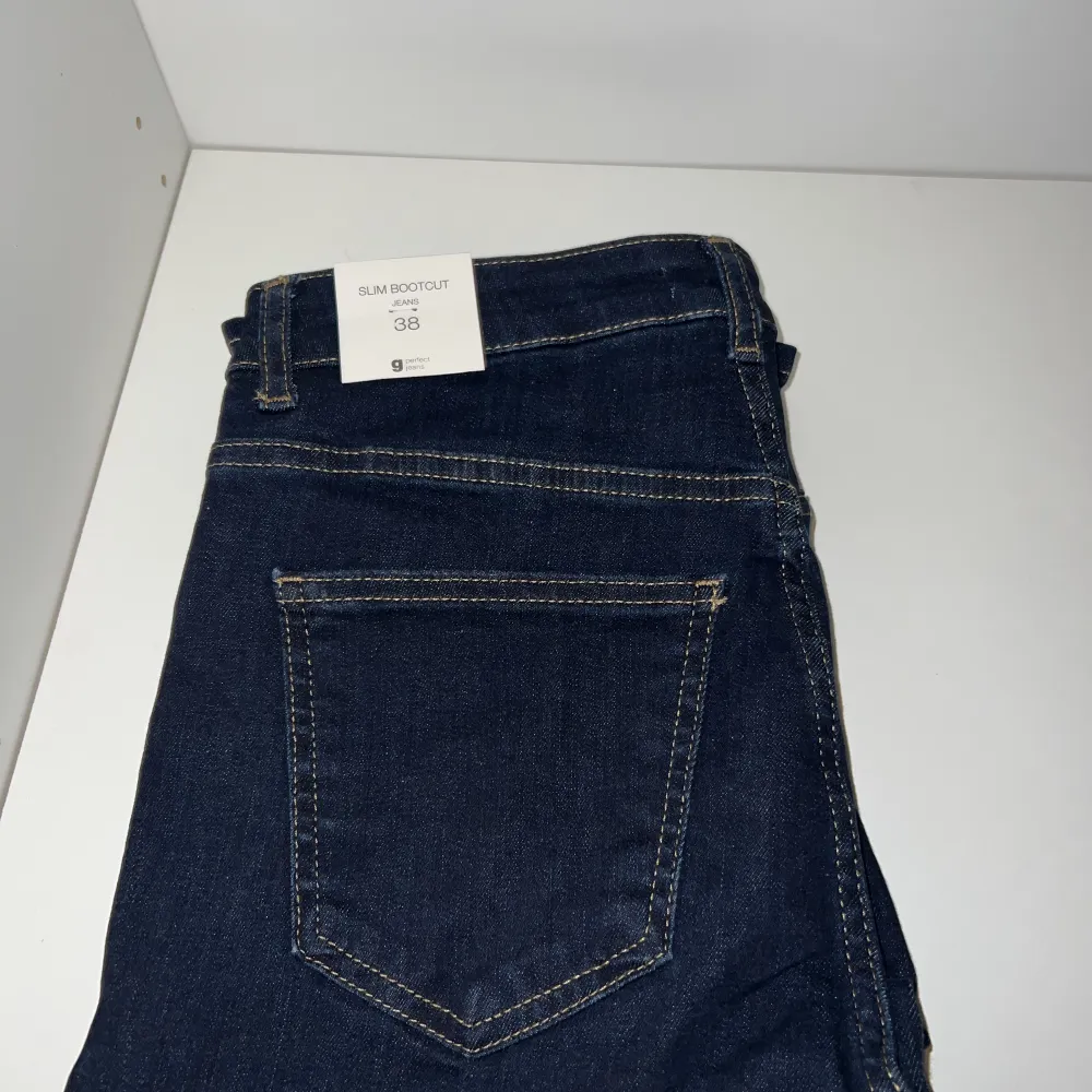 Jeans från Ginatricot, väldigt stretchiga och sitter väldigt fint men tyvärr för långa för mig så har aldrig använt dom. . Jeans & Byxor.