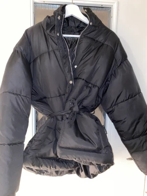 Vinterjacka - Varm och skön vinterjacka ifrån missguided i storlek M .  Knyte i midja  Knapp använd 