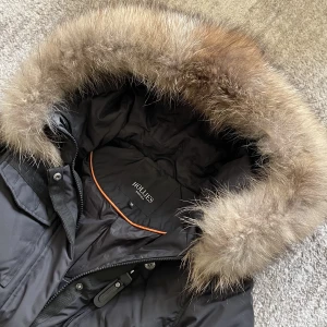 Hollies jacka storlek 36 - Hollies vinterjacka i nyskick. Endast använd 1 gång och inga tecken på användning finns. Köpt för 4 000 kr. 