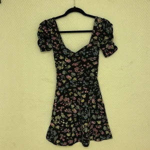 Superfin klänning - Oanvänd superfin kortklänning.  Köparen står för frakten. Jag visar bild när jag skickar paketet. Vid fler intressen av kläderna kan bud läggas