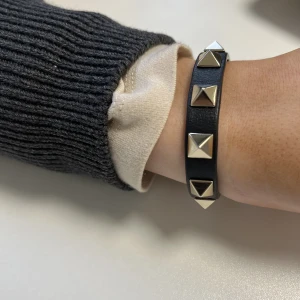 Valentino armband - BYTER valentino armband i guld då jag vill ha i silver så om någon kan tänka sig byta mitt mot ett silver kontakta gärna💗 Det är i bra skick🌟