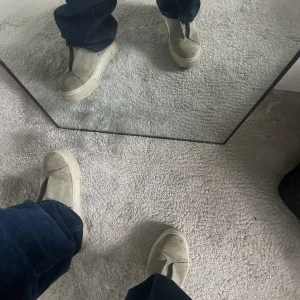 Gråa eytys - Väldigt använda eytys, ganska smutsiga men går att tvätta! 