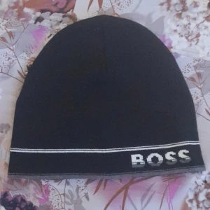 Hugo Boss mössa - Svart och vit, ha inte använt