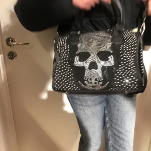 Stockholm stil väska - Säljer denna glittriga väska. Superfin och är extremt rymlig. Vid fler frågar eller eventuella funderingar kom privat ❤️
