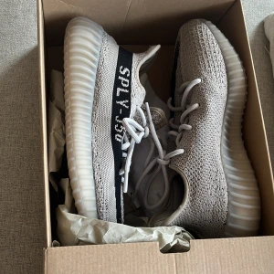 Yeezy boost 350 V2 - Så bekväma och så snygga. Säljer pga är för små för mig. Helt oanvända! De är speciella i storleken så behöver inte nödvändigtvis vara för stora om du har 39 exempelvis! Skriv vid frågor!
