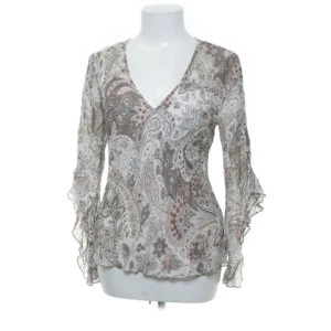 Blus med volangarmar  - Supersöt! Brun, beige/benvit  färgade med pasiely mönster. Super smickrande passform men säljer då jag ej använder. 