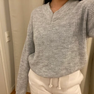 GINA TRICOT STICKAD TRÖJA - Stickad tröja från Gina tricot. Storlek XS men passar mig med S hur bra som helst💖