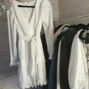 Klänning  - Säljer denna vackra klänning som jag hade när jag slutade skolan. Använd endast en gång. Hör av er vid intresse kramis 🤗💕