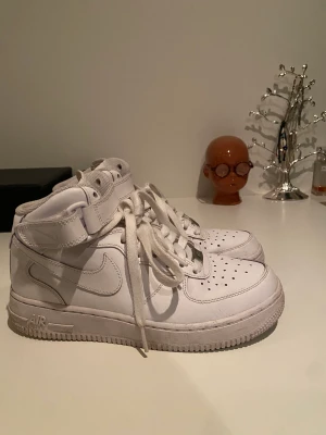 Nike air Force 1 - Storlek 37,5  Använda ett fåtal gånger Skriv för mer bilder!