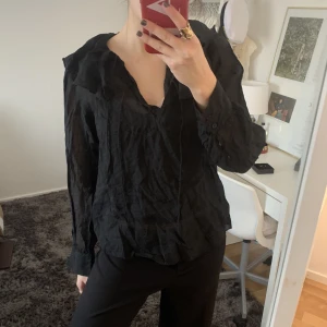 Svart blus med volanger - Fin blus från HM som jag faktiskt inte tror att jag använt en enda gång, volanger på axlarna och lite genomskinligt tyg💞💞