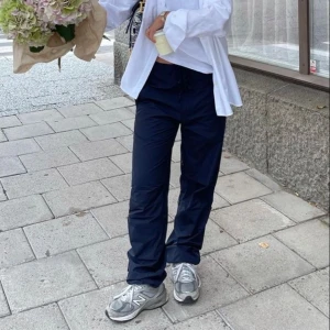 New Balance 990v5 - Passar storlek 36-37. Nypris 2600 kronor. Så snygga och bekväma!!  Jättebra skick, ser knappt använda ut.