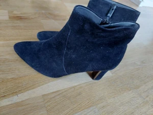 Svart stövlet s 38 - Mocca stövlar i låg modell storlek 38. Knappt använd.