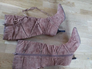 Höga stövlar i mocca s 38 - Hög smal klack, höga stövlar, mocca, läder s 38. Färg mörkare beige/ljus brun. Knappt använda