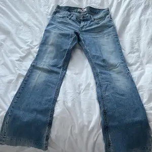 Jättesnygga raka/bootcut Low waist jeans som är min mammas gamla men de passar inte mig💔Vet ej storlek men passar ca S