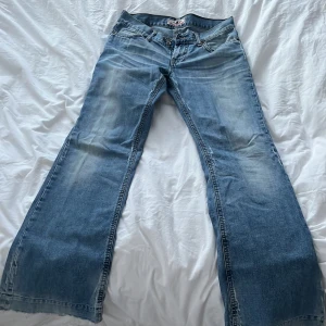 Low waist jeans - Jättesnygga raka/bootcut Low waist jeans som är min mammas gamla men de passar inte mig💔Vet ej storlek men passar ca S