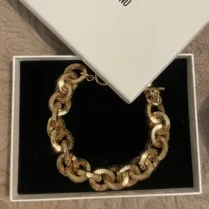 En hel oanvänd H&MOSCHINO guldpläterad halsband. Väldigt fint halsband som inte går att köpa längre. 