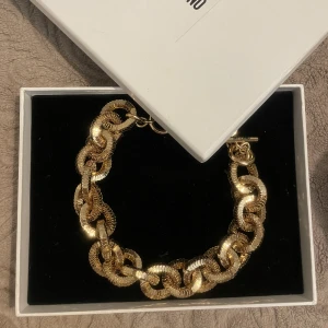 H&MOSCHINO guldpläterad halsband  - En hel oanvänd H&MOSCHINO guldpläterad halsband. Väldigt fint halsband som inte går att köpa längre. 