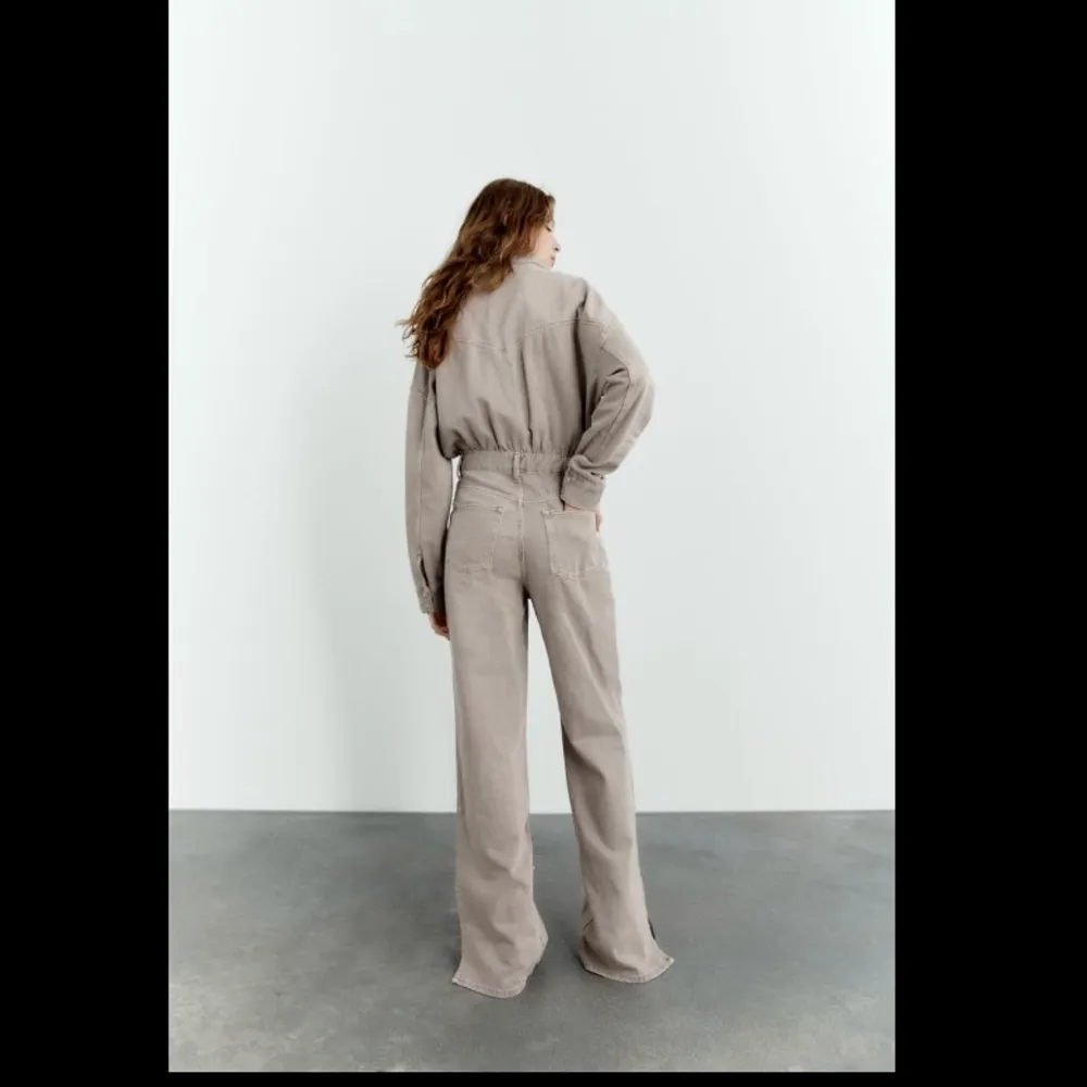 så fin jumpsuit, aldrig använd 💗grå beige i färgen . Övrigt.