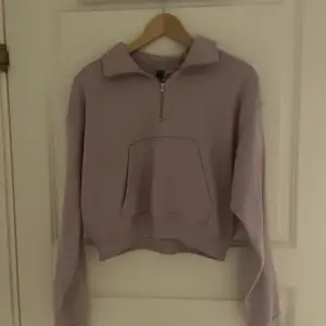 Lila sweatshirt med dragkedja. Stl S. Säljer då jag inte använder den längre.  Endast Swish. 100kr inkl frakt.