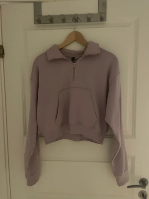 Lila sweatshirt stl S från H&M  - Lila sweatshirt med dragkedja. Stl S. Säljer då jag inte använder den längre.  Endast Swish. 100kr inkl frakt.