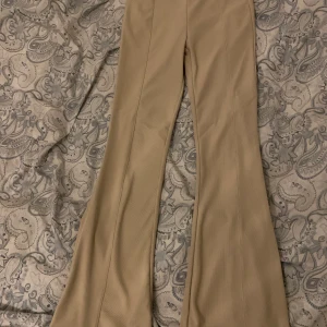 Oanvända beige byxor - Nya beige byxor oanvända köpte fel storlek. Storlek s ser ut på som flickan som har på sig dom på bilden men hon har storlek xxs  Det är inte dom jag säljer 